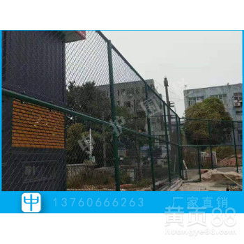 【萬寧運(yùn)動場圍欄設(shè)計社區(qū)足球場勾花網(wǎng)護(hù)欄安裝球場圍網(wǎng)圖片】- 